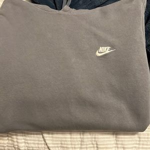Men’s Nike Hoodie size M. Great condition, with no flaws.